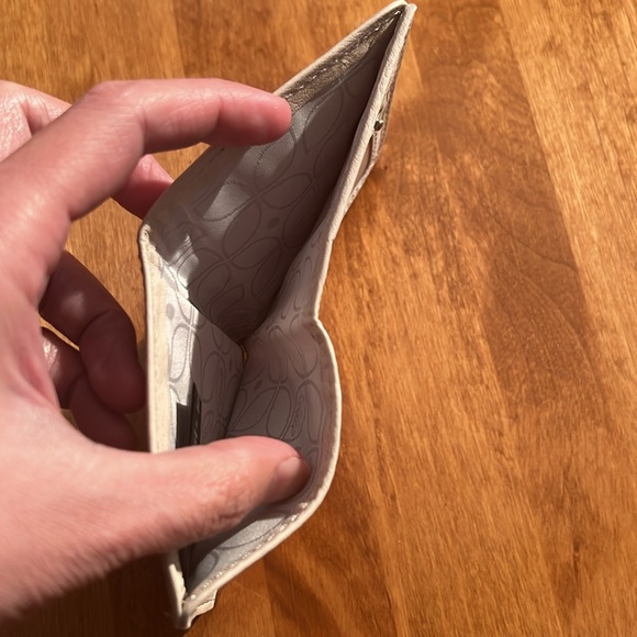 Fossil mini wallet can hold a lot - Picture 6 of 8